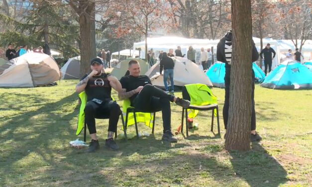 Vajdasági áldiákok is a Pionír parkban dekkolnak