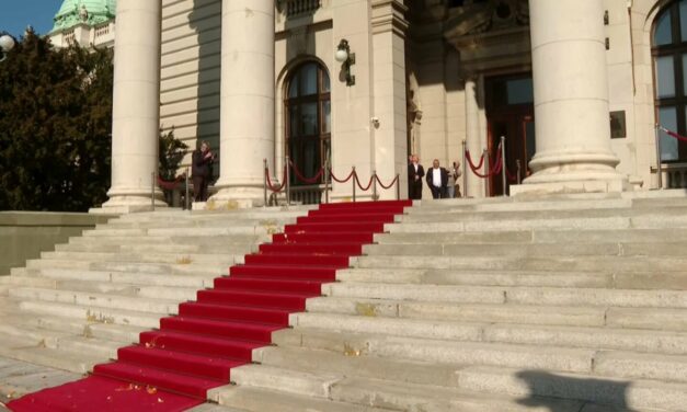 A tüntetők tojással dobálták meg a parlament épületét