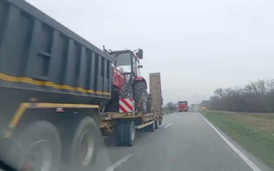 Trélerrel szállíttatja a hatalom a traktorokat a fővárosba