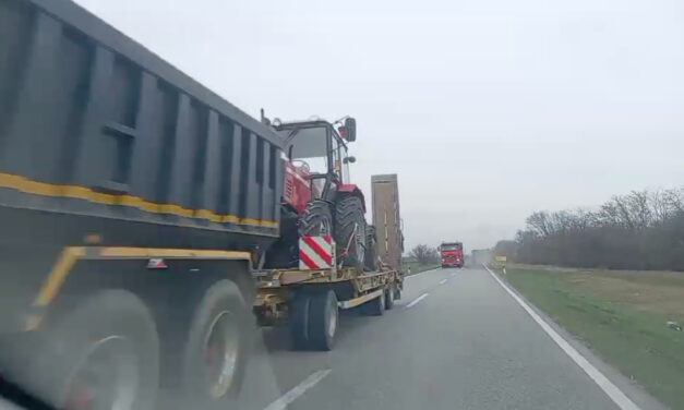 Trélerrel szállíttatja a hatalom a traktorokat a fővárosba