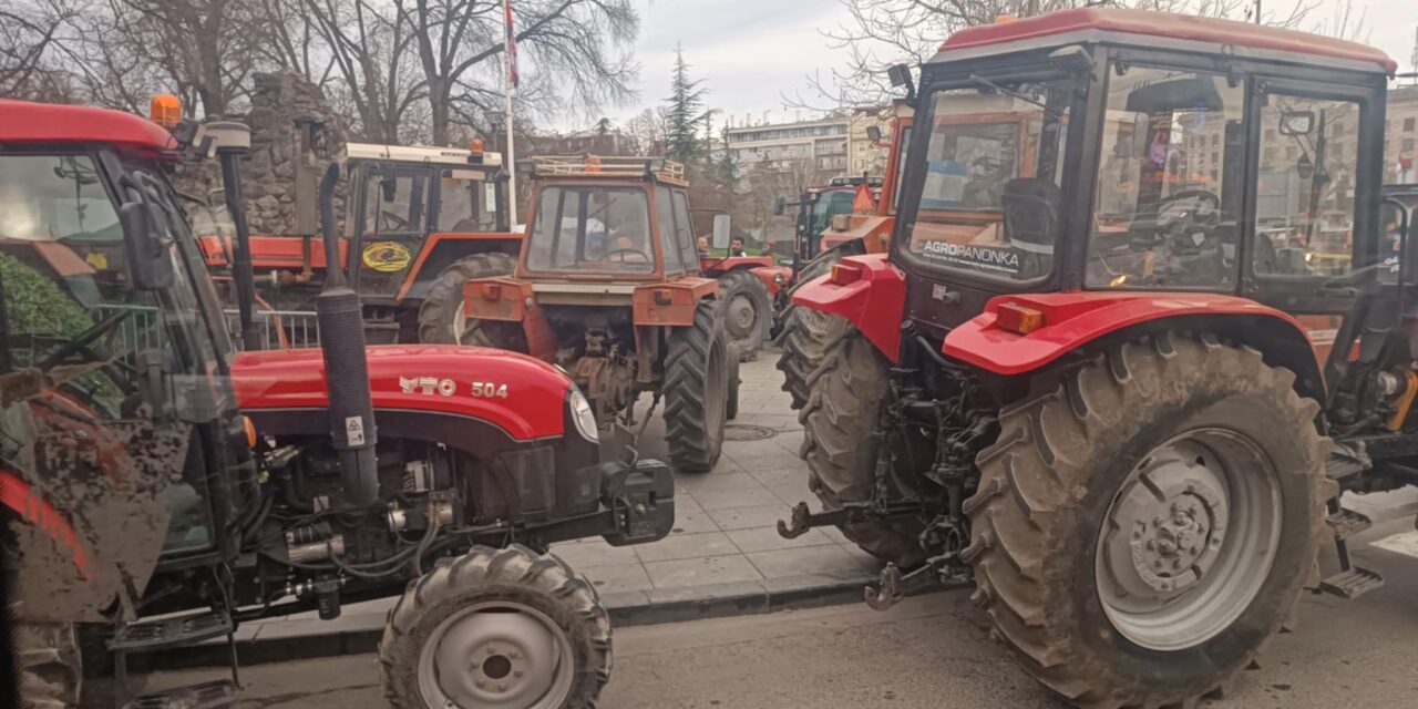 Nem mennek el a Pionír parkból a „tanulni akaró egyetemisták”