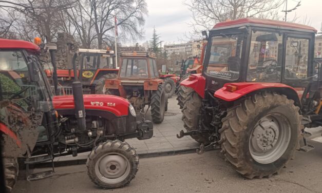 Nem mennek el a Pionír parkból a „tanulni akaró egyetemisták”