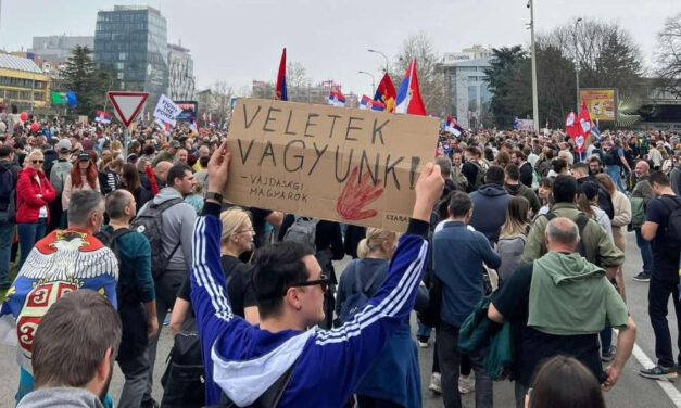 Olvasói fotók és videók a belgrádi tömegtüntetésről