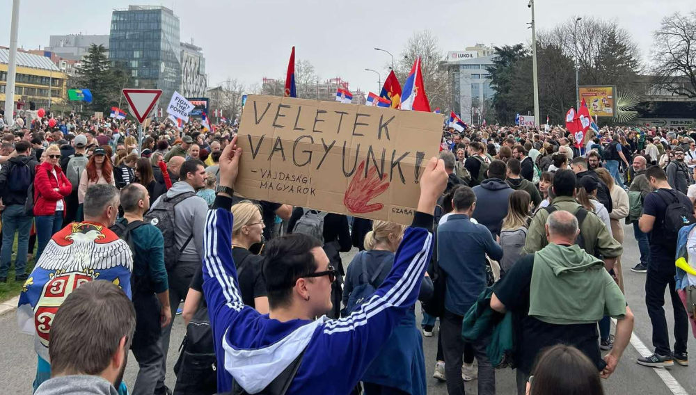 Olvasói fotók és videók a belgrádi tömegtüntetésről