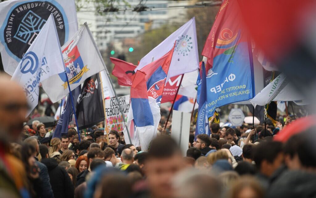 Ezrek tüntetnek a Vezérkar épületénél (fotók+videó)