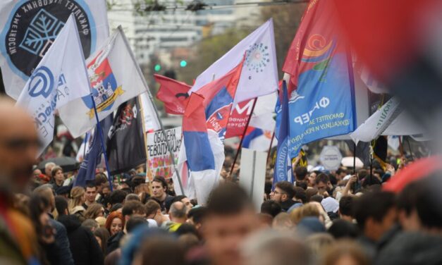 Ezrek tüntetnek a Vezérkar épületénél (fotók+videó)