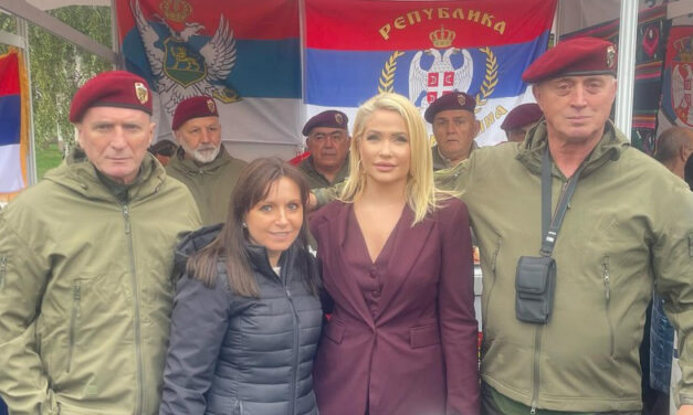 Vörössapkások védik a Pionír parkban sátrazó  „egyetemistákat”