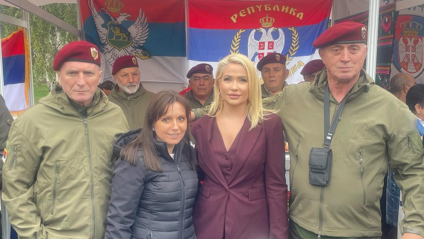 Vörössapkások védik a Pionír parkban sátrazó  „egyetemistákat”