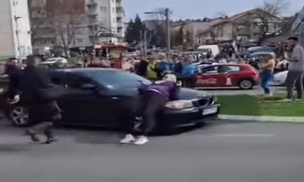 A tömegbe hajtott egy autó Belgrádban, hárman megsérültek