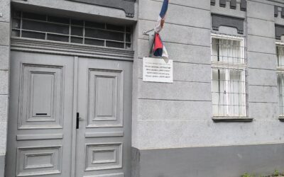 Zárt ajtók előtt, az utcán tartották meg az első gyűlést a kertvárosiak