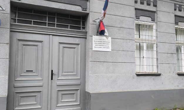 Zárt ajtók előtt, az utcán tartották meg az első gyűlést a kertvárosiak