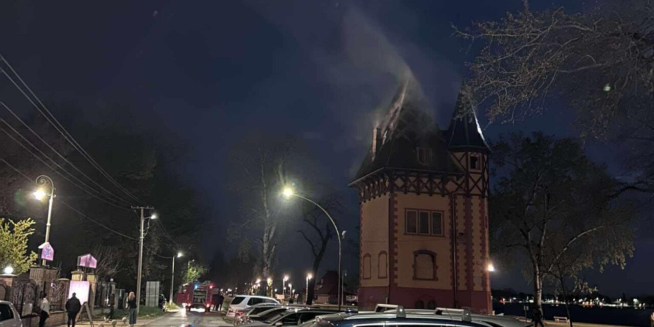 Füstöl a palicsi Bagolyvár tetőszerkezete