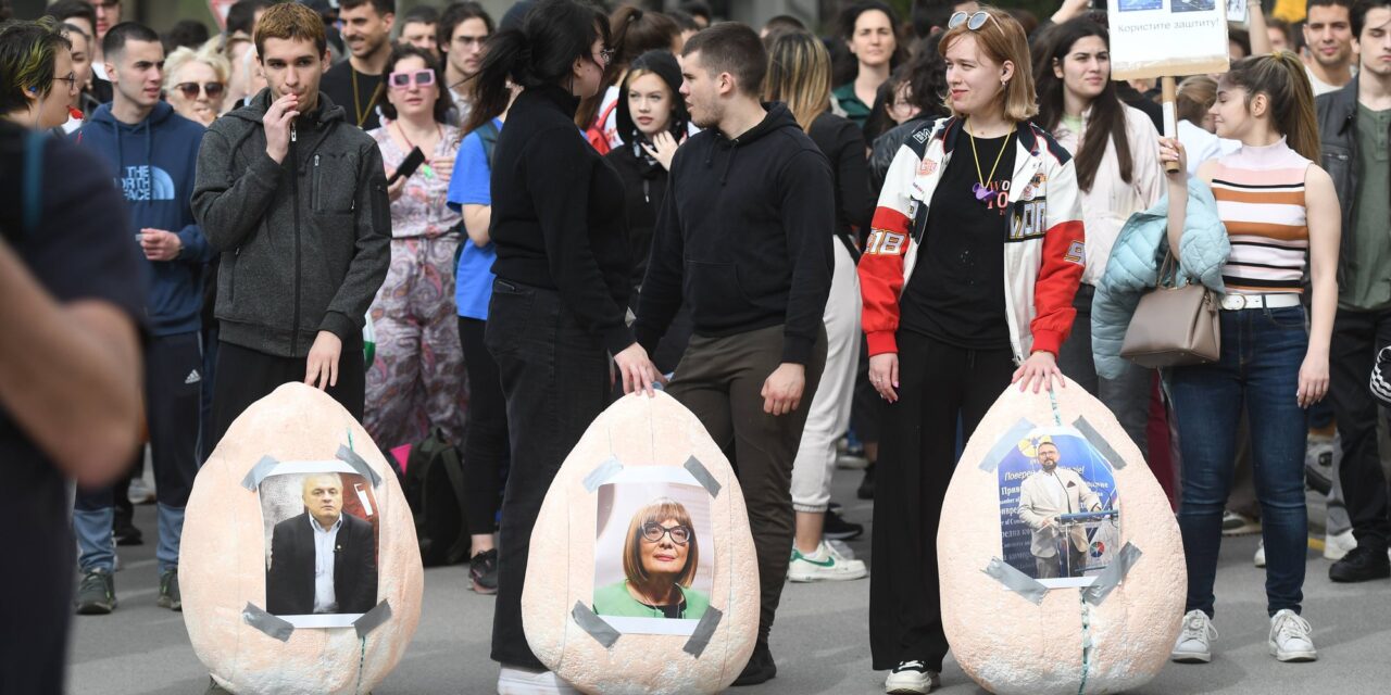 Gojković, Juhász és Bujošević fényképével ellátott tojás makettekkel érkeztek az egyetemisták