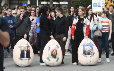 Gojković, Juhász és Bujošević fényképével ellátott tojás makettekkel érkeztek az egyetemisták
