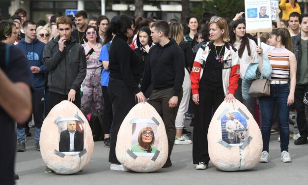 Gojković, Juhász és Bujošević fényképével ellátott tojás makettekkel érkeztek az egyetemisták