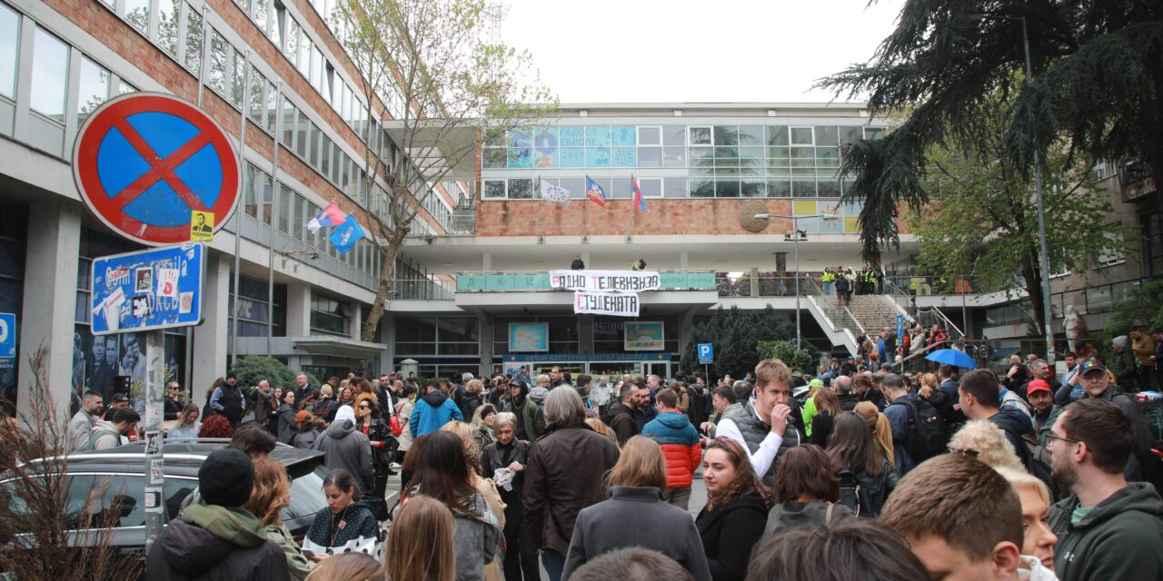 Tömegoszlatásra felkészült rendőrök próbálták kiszorítani az egyetemistákat a köztévétől (Videó)