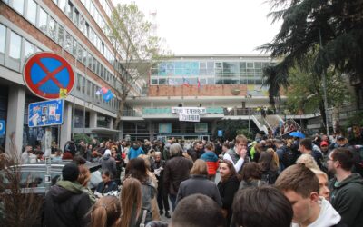 A kormánypárt hívei a köztévé előtt tüntetnek