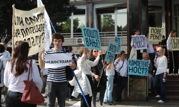 A hátsó kijáraton menekült Újvidékről az oktatási miniszter