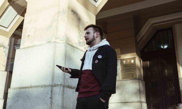 Nyári Ákos: Meddig bújunk a közöny hamis függönye mögé?