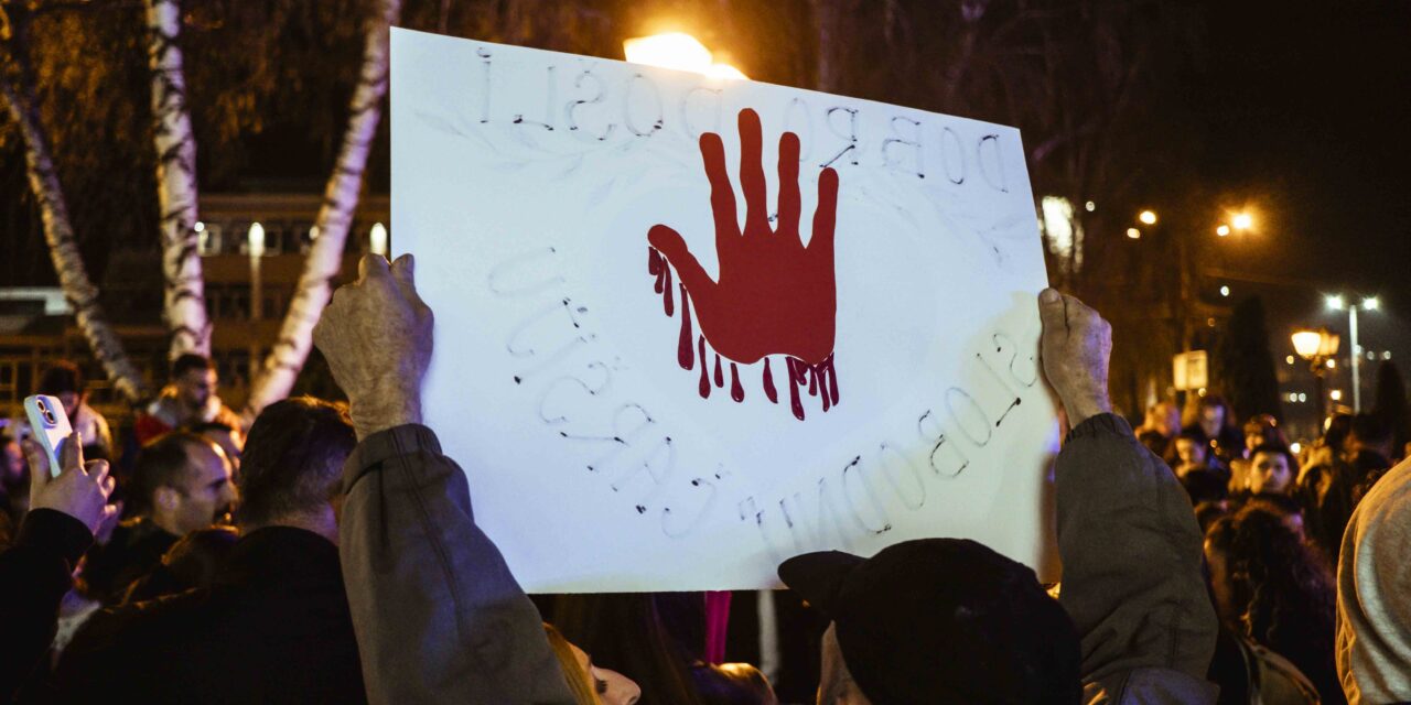 A haladó „hősök” összezúzták egy lány állkapcsát