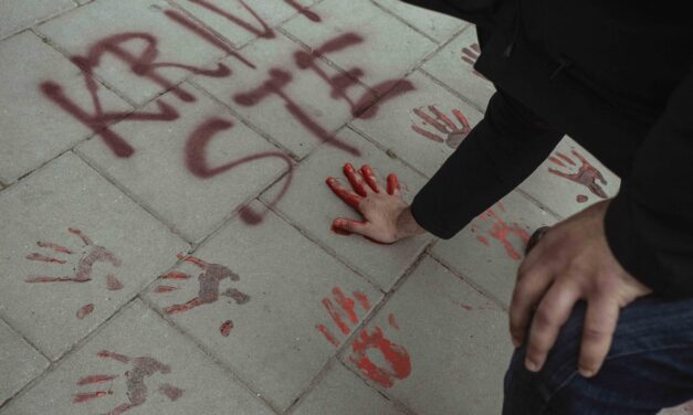 „Vesić bilincs nélkül, a diák láncra verve – ez a hatalom igazi arca”