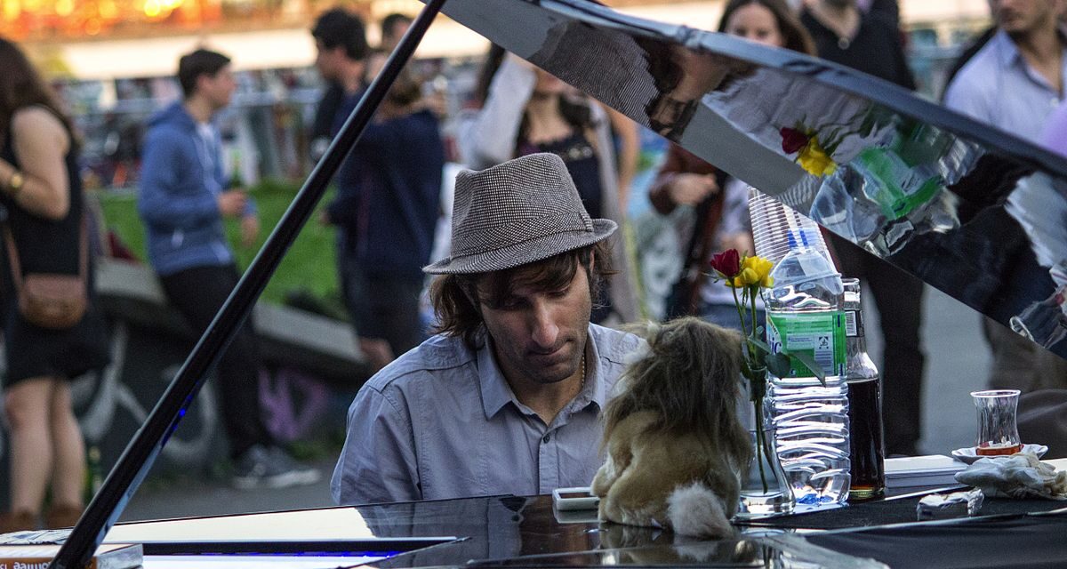 Az országból kiutasított zongorista Strasbourgban várta az egyetemistákat