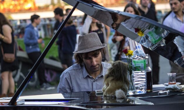 Az országból kiutasított zongorista Strasbourgban várta az egyetemistákat