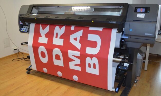 Feltekerhető reklámtábla: a figyelemfelkeltés leghatékonyabb eszköze