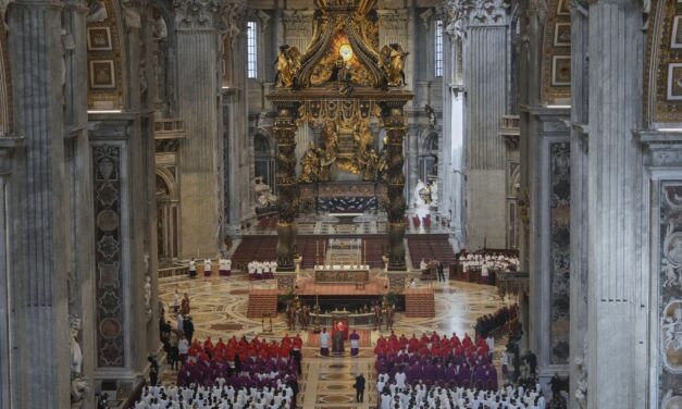 Ezrek róják le kegyeletüket Ferenc pápa ravatalánál