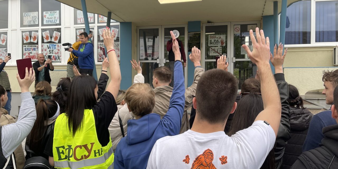 <span class="entry-title-primary">Fürstner Igor: Szervezzünk szavazást, ahol minden hallgató elmondhatja támogatja-e a blokádot vagy sem</span> <span class="entry-subtitle">Huszonnégy órás fizikai blokádot hirdettek a szabadkai Műszaki Szakfőiskola blokádot tartó diákjai</span>