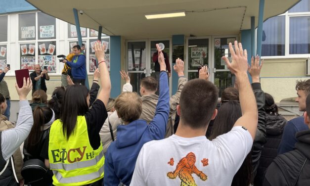 <span class="entry-title-primary">Fürstner Igor: Szervezzünk szavazást, ahol minden hallgató elmondhatja támogatja-e a blokádot vagy sem</span> <span class="entry-subtitle">Huszonnégy órás fizikai blokádot hirdettek a szabadkai Műszaki Szakfőiskola blokádot tartó diákjai</span>