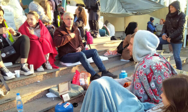 A Műszaki Szakfőiskola épülete előtt éjszakáztak az egyetemisták