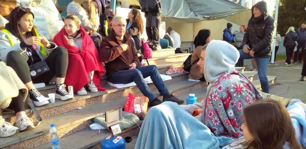 A Műszaki Szakfőiskola épülete előtt éjszakáztak az egyetemisták