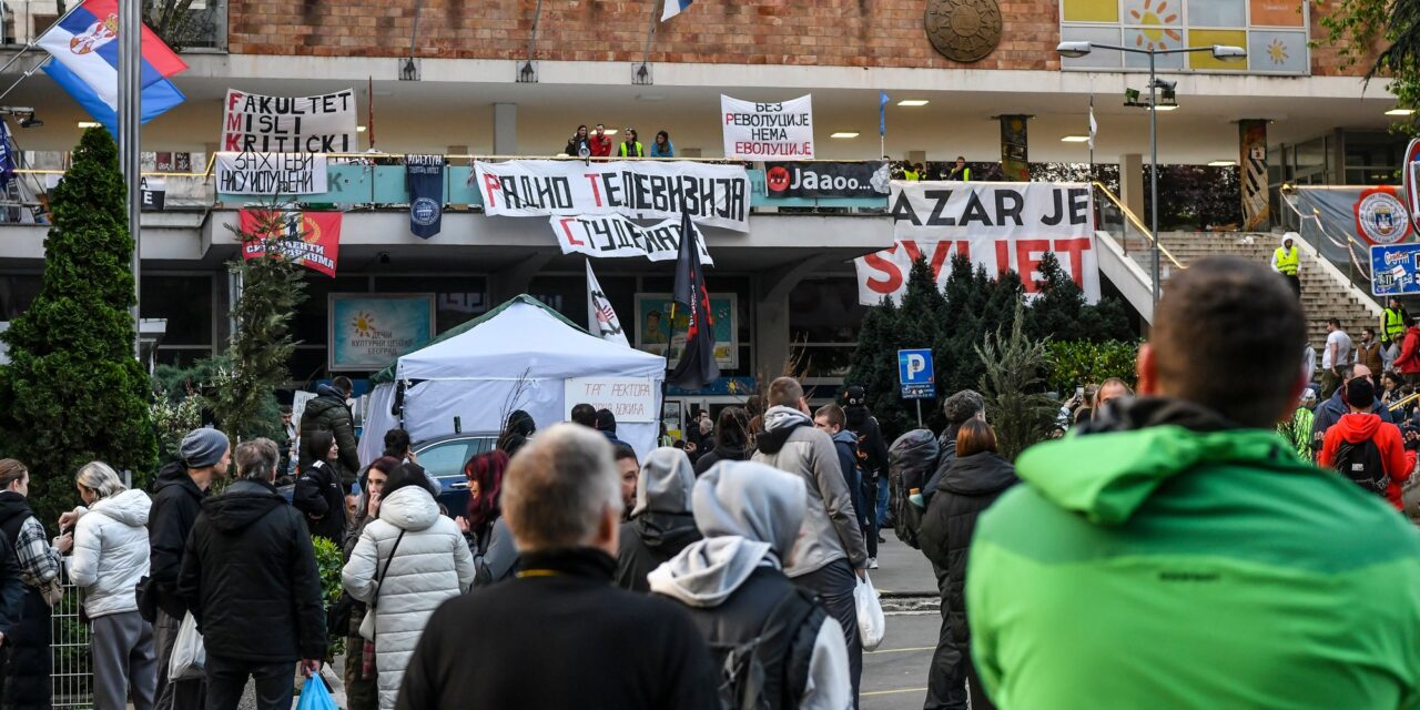 A köztévé dolgozói a szerkesztők leváltását és a nézők tárgyilagos tájékoztatását követelik