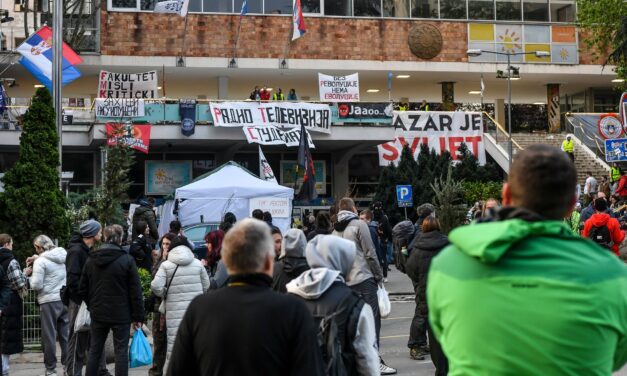 A köztévé dolgozói a szerkesztők leváltását és a nézők tárgyilagos tájékoztatását követelik