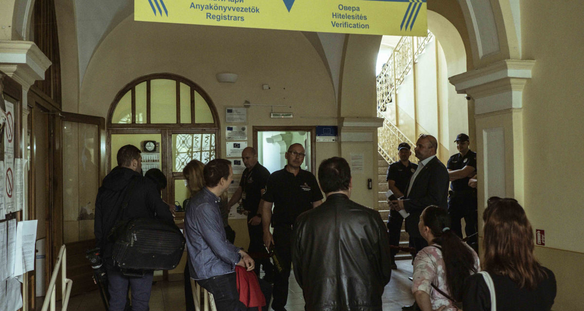 A demokrácia VMSZ-módra: Ne zavarjanak, döntünk helyetted!