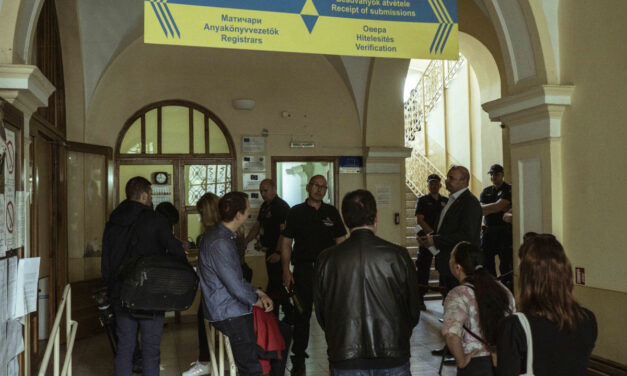 A demokrácia VMSZ-módra: Ne zavarjanak, döntünk helyetted!