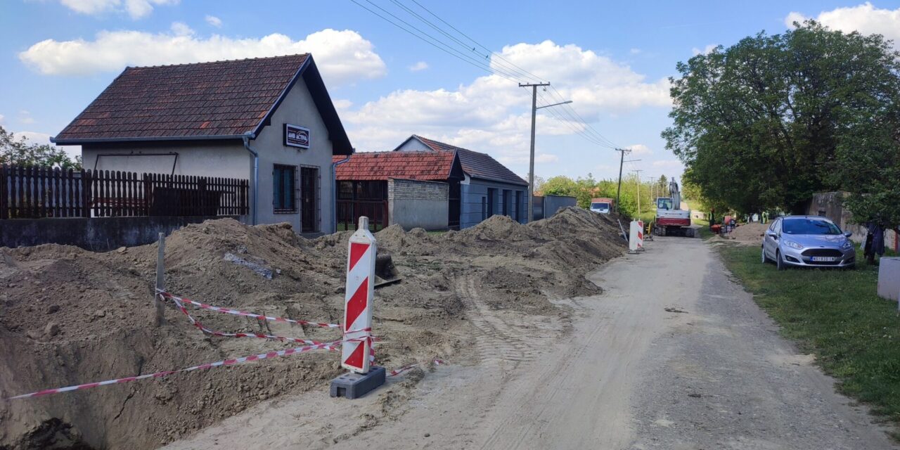 <span class="entry-title-primary">Valaki vezeti a szennyvízcsatorna-hálózatot a faluban, de még a helyi közösség se tud semmiről</span> <span class="entry-subtitle">A munkálatok során véletlenül elvágták a vízvezetéket, áramkimaradások vannak, a helyiek dühösek</span>