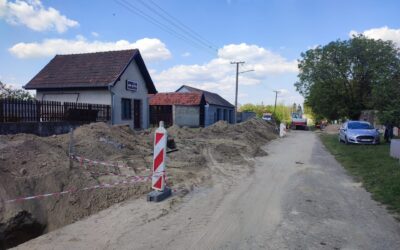 Valaki vezeti a szennyvízcsatorna-hálózatot a faluban, de még a helyi közösség se tud semmiről A munkálatok során véletlenül elvágták a vízvezetéket, áramkimaradások vannak, a helyiek dühösek