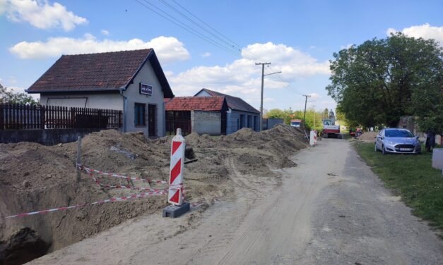 Valaki vezeti a szennyvízcsatorna-hálózatot a faluban, de még a helyi közösség se tud semmiről