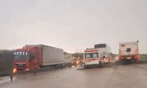 <span class="entry-title-primary">Beszakadt az autópálya egy teherautó alatt</span> <span class="entry-subtitle">Viharok, felhőszakadás országszerte</span>