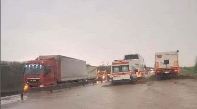 <span class="entry-title-primary">Beszakadt az autópálya egy teherautó alatt</span> <span class="entry-subtitle">Viharok, felhőszakadás országszerte</span>