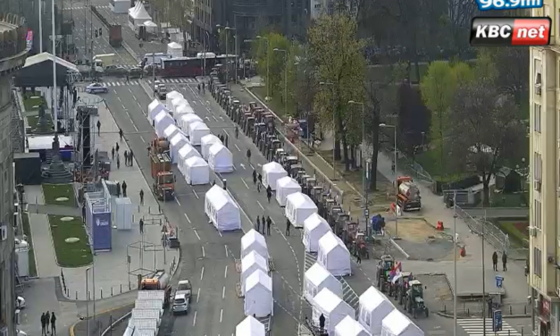 Insajder: Hetek óta állnak a fehér sátrak a Parlament előtt – de kik táboroznak ott? 