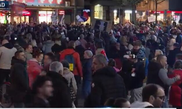 Behajtott a tüntetők közé egy férfi Belgrádban