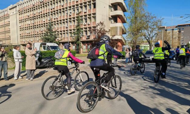 Kerékpárral mennek Novi Pazarba, majd Kraljevóba az újvidéki egyetemisták