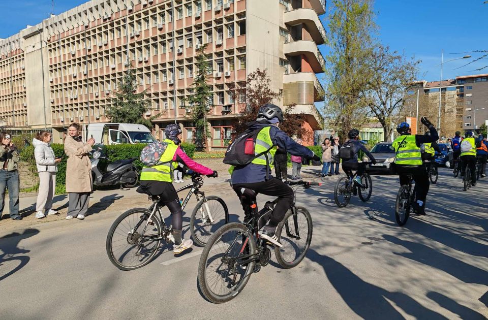Kerékpárral mennek Novi Pazarba, majd Kraljevóba az újvidéki egyetemisták