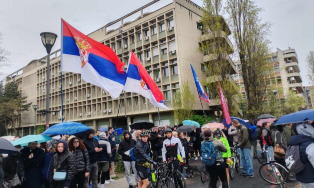 Elindultak Újvidékről Strasbourgba a bicikliző egyetemisták