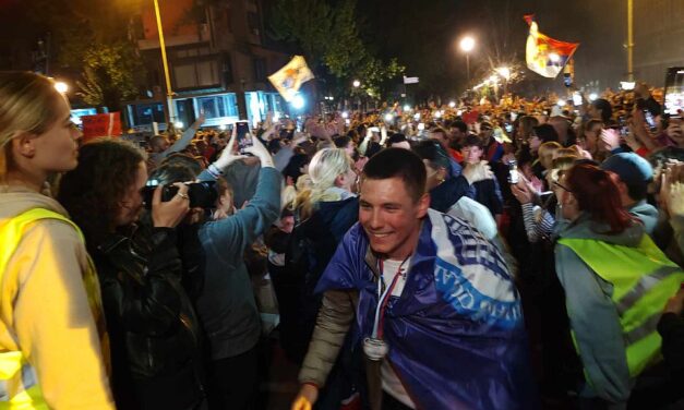 Ovációval, örömkönnyekkel és ölelésekkel fogadták a Strasbourgból hazatérő egyetemistákat