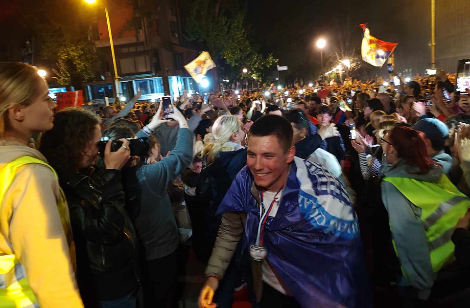 Ovációval, örömkönnyekkel és ölelésekkel fogadták a Strasbourgból hazatérő egyetemistákat