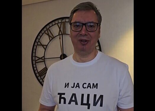 Vučić „Én is ćaci vagyok” feliratú pólóban gratulált az egyetemisták napja alkalmából